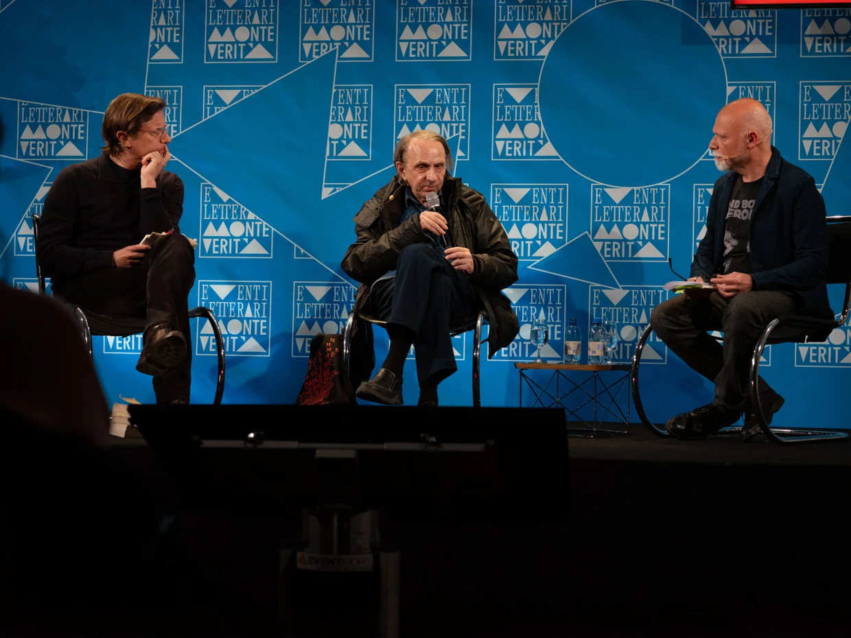 Michel Houellbecq im Gespräch mit Stefan Zweifel (links) und Stefan Knuchel (rechts)