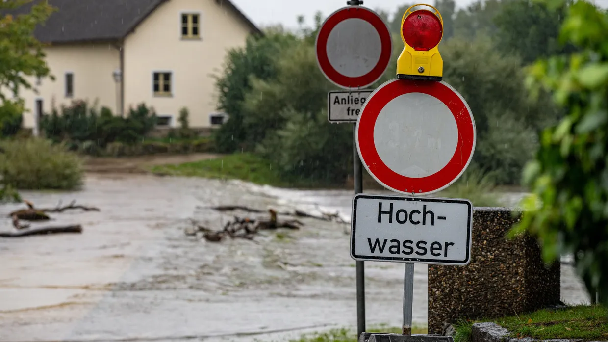 Ein Schild warnt vor dem Hochwasser des Flusses Regen