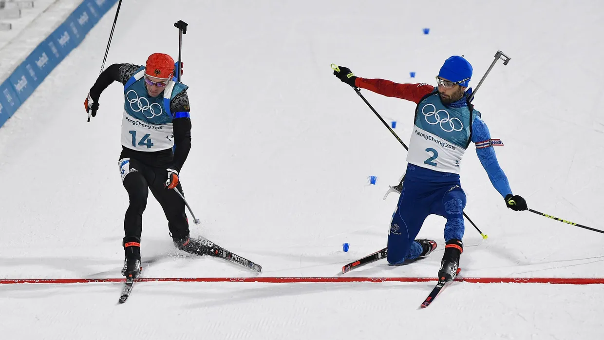 Manchmal fehlt nur ein Zentimeter: Die deutschen Biathleten wie Simon Schempp (links) bleiben in der Herausfordererrrolle gegen Martin Fourcade.