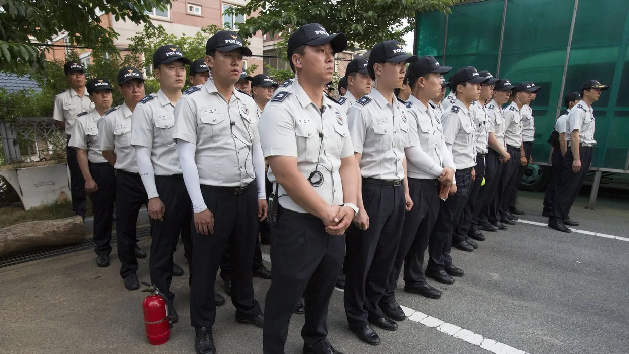 Südkoreanische Polizisten sichern am Dienstag den Prozess gegen die Crew der „Sewol“