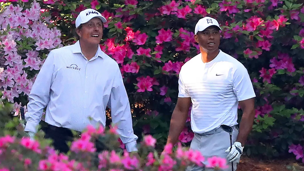Altersmilde Rivalen:Phil Mickelson (links) und Tiger Woods kommen sich in Augusta zumindest näher
