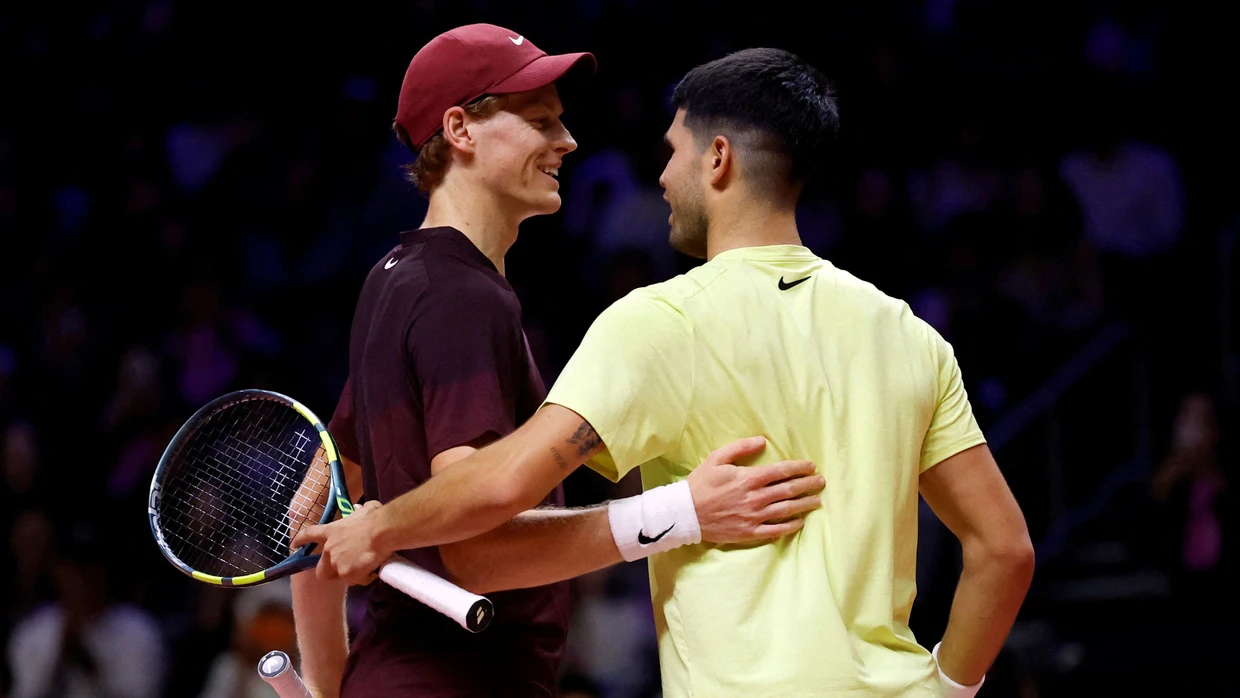 Seltenes Bild: Während Carlos Alcaraz (r.) bei den US Open wieder am Start ist, wird Jannik Sinner das Turnier aufgrund einer Knieverletzung verpassen.