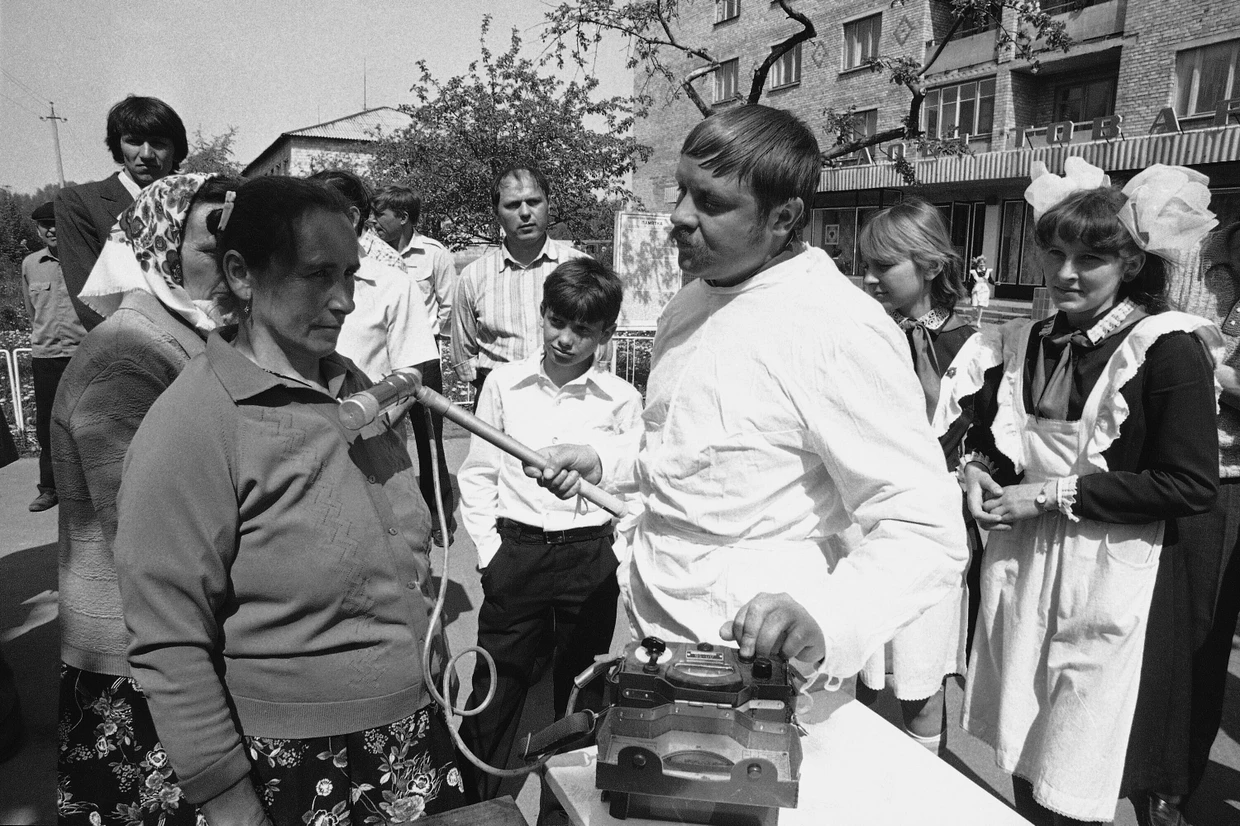 Test von Strahlungswerten an Kleidung in Kiew im Mai 1986