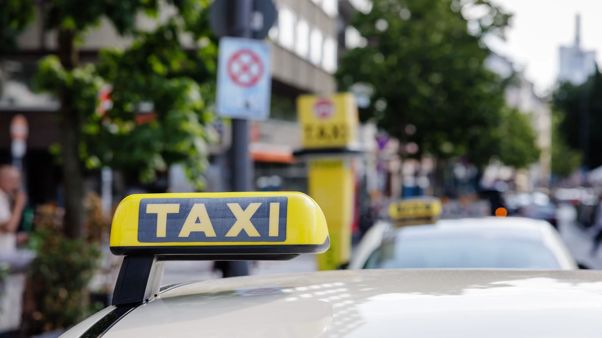 Wartestand: Mehrere Taxis stehen am Frankfurter Merianplatz.