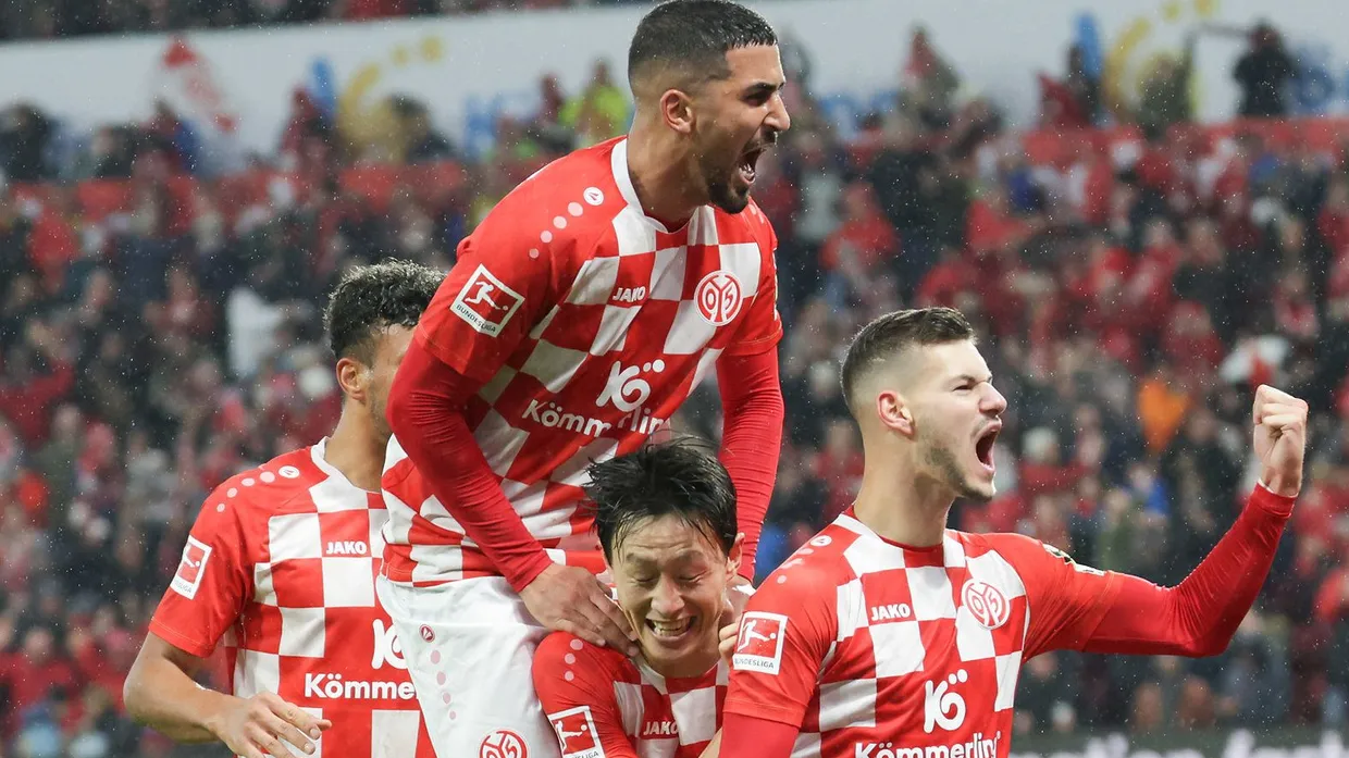 Die Mainzer jubeln nach dem Tor zum 2:0.