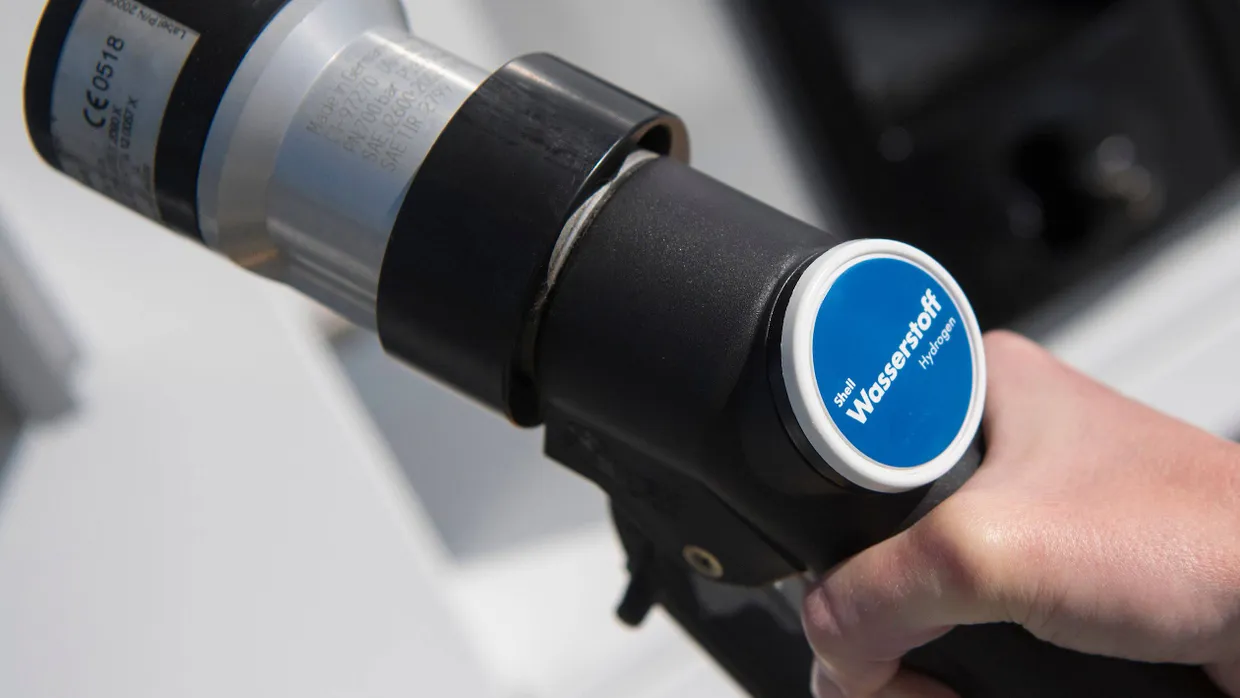 Zapfen wie gewohnt: Der Anschluss ähnelt dem einer Gasanlage, Volltanken geht in wenigen Minuten.