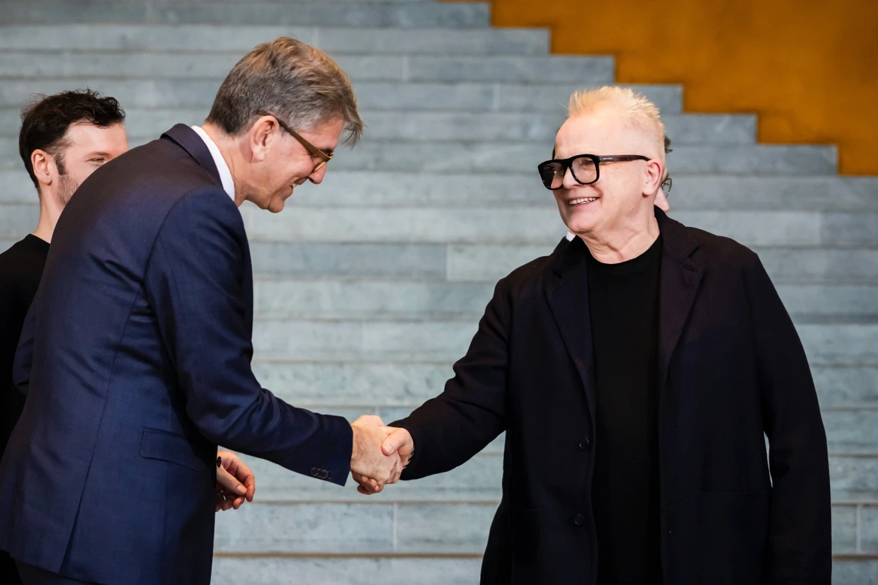 Liegen wirklich keine verfassungsschutzrelevanten Erkenntnisse über ihn vor? Am 18. Dezember 2025 begrüßte Kulturstaatsminister Wolfram Weimer im Bundeskanzleramt Herbert Grönemeyer als Teilnehmer einer Gesprächsrunde mit vielgestreamten Musikschaffenden.