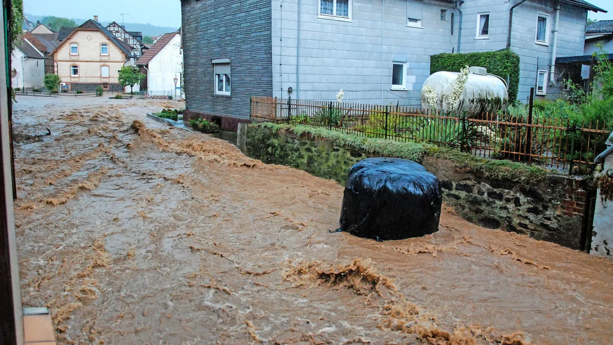 Kein Halten mehr: Schlammige Wassermassen schießen im Juli 2014 durch Wallernhausen.