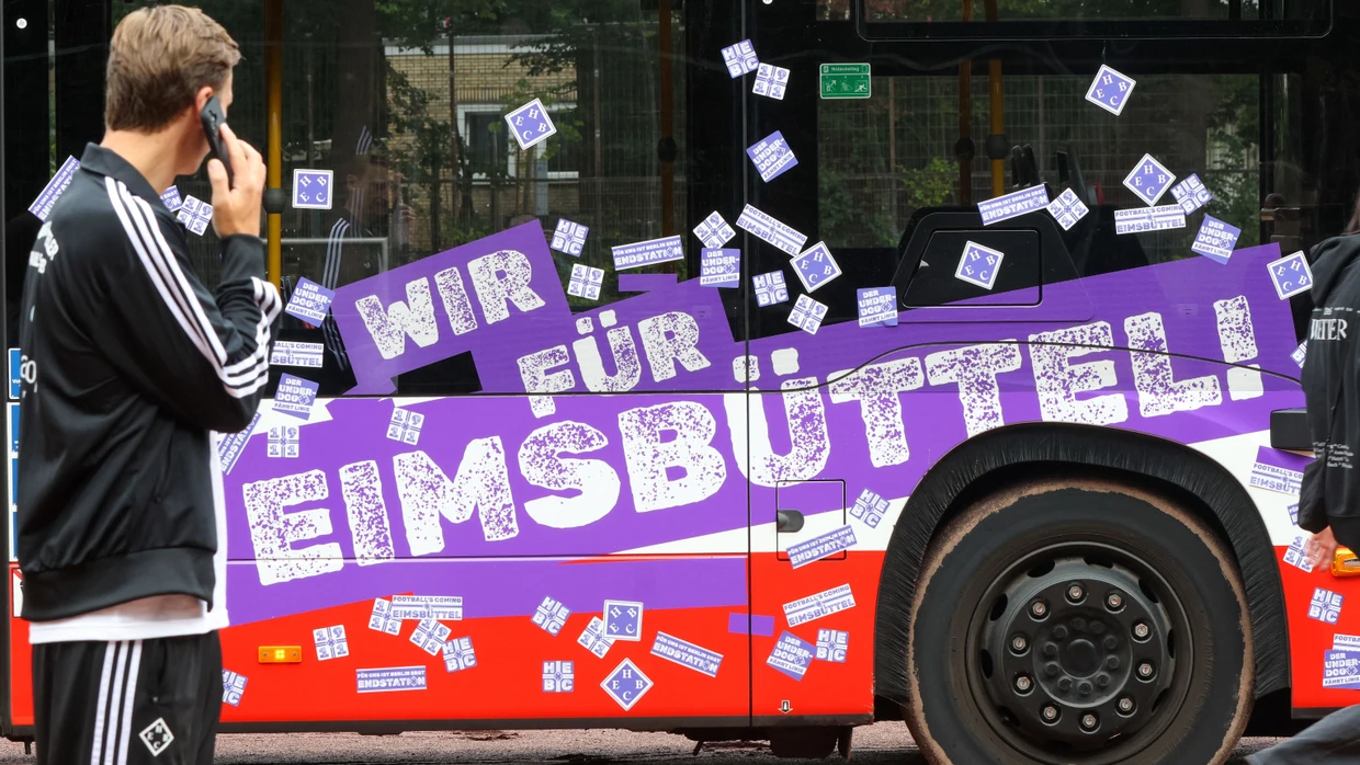 Mit dem Linienbus wollen die Spieler des HEBC zum Volksparkstadion fahren, wo Borussia Dortmund als Gegner im DFB-Pokal wartet.
