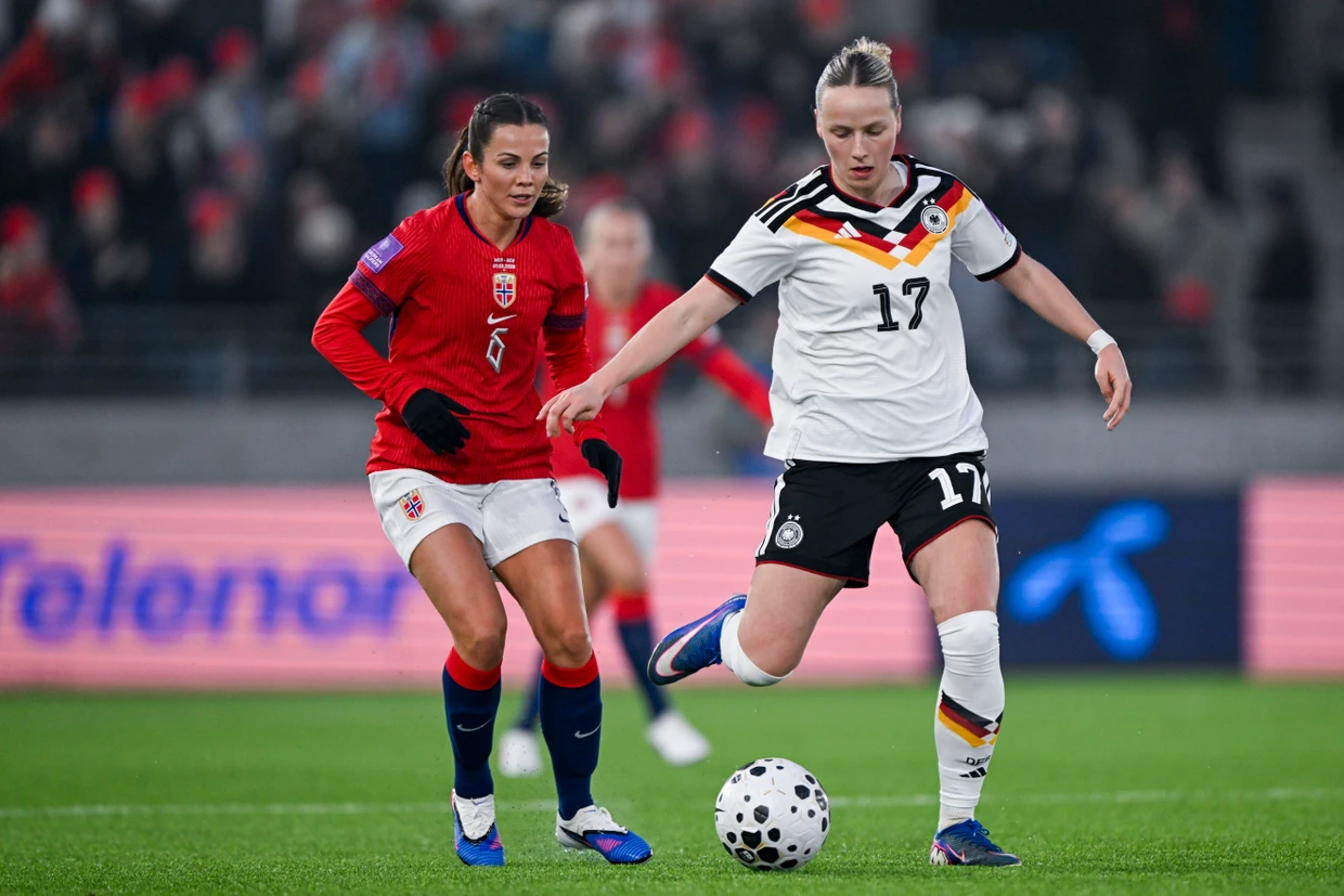 Alles unter Kontrolle: die deutschen Fußballerinnen um Franziska Kett im Spiel gegen Norwegen
