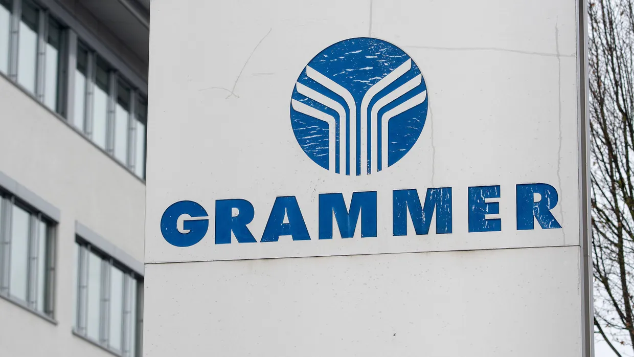 Das Logo der Grammer AG, aufgenommen vor der Konzernzentrale in Amberg, Bayern.