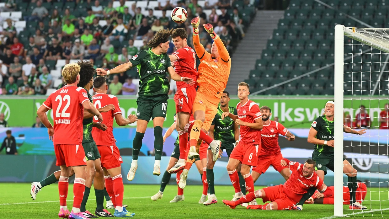 Torwart Julian Krahl klärt den Ball vor Fraser Hornby.