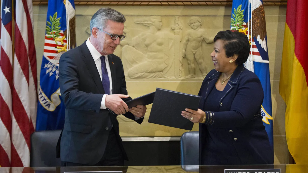 Thomas de Maizière und die amerikanische Justizministerin Loretta Lynch unterzeichnen ein „Memorandum of Understanding“.