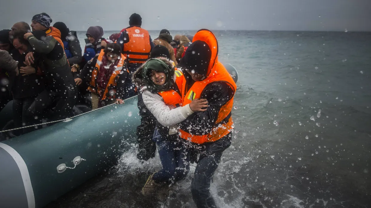 Flüchtlinge erreichen die griechische Insel Lesbos: Deutsche Behörden rechnen 2016 mit einer halben Million Asylbewerbern.