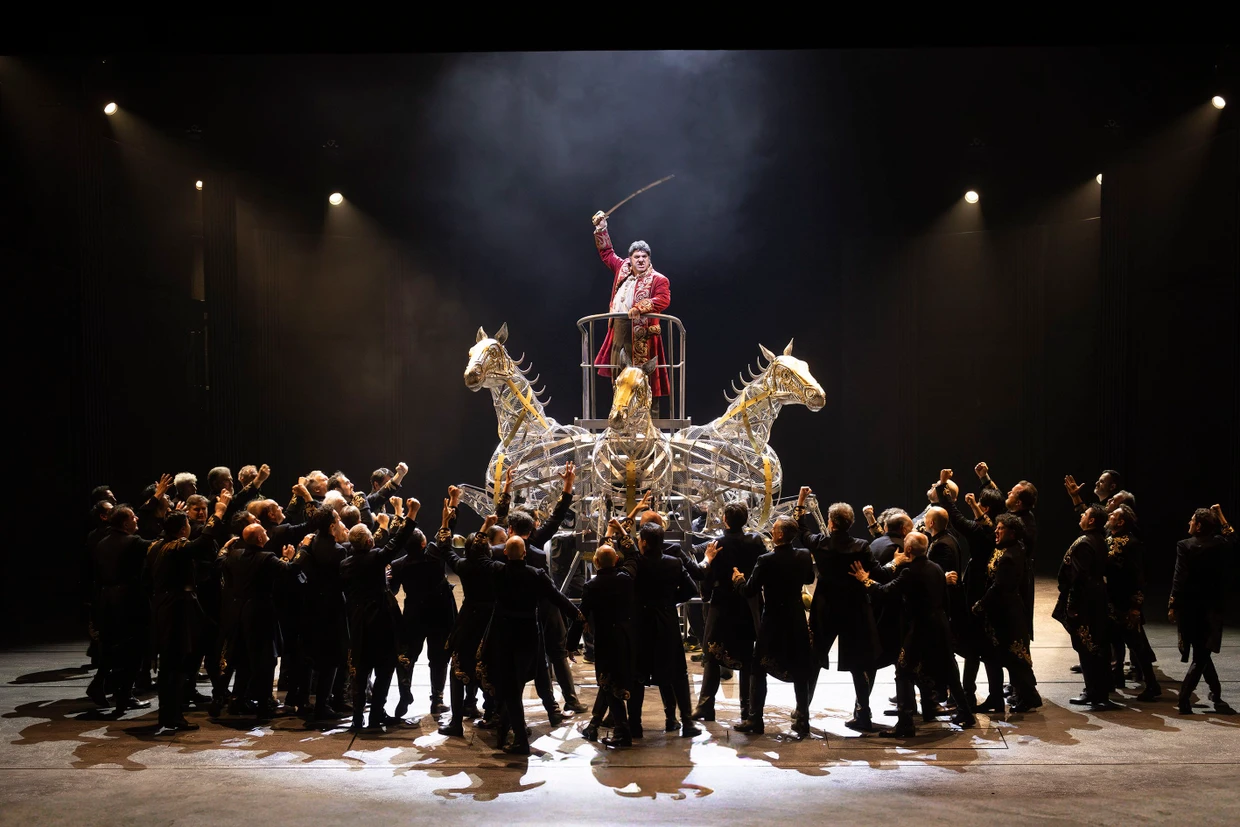 Ein faszinierendes Requisit der Macht: Gary McCanns Streitwagen des Nabucco