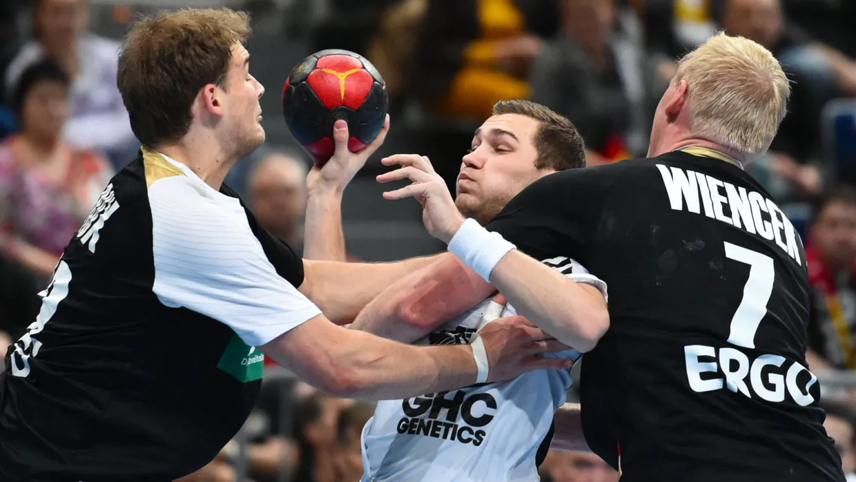 Zupacken ist angesagt: Die deutsche Handball-Nationalmannschaft (im Bild mit Paul Drux (l.) und Patrick Wiencek) soll mit starker Defensive auftrumpfen