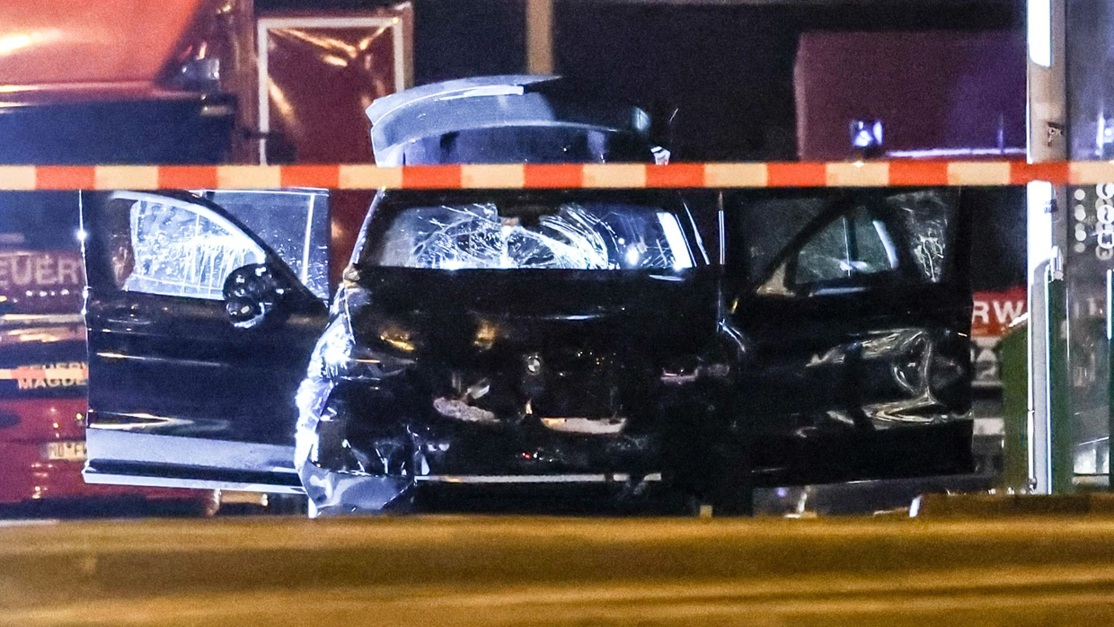 Das demolierte Fahrzeug nach der Amokfahrt in der Nacht auf Samstag in Magdeburg.