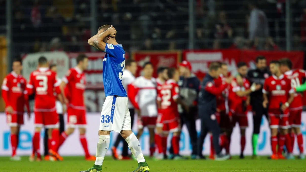 Der Darmstädter Luca Caldirola geht nach Abpfiff vom PLatz während die Mainzer jubeln können.