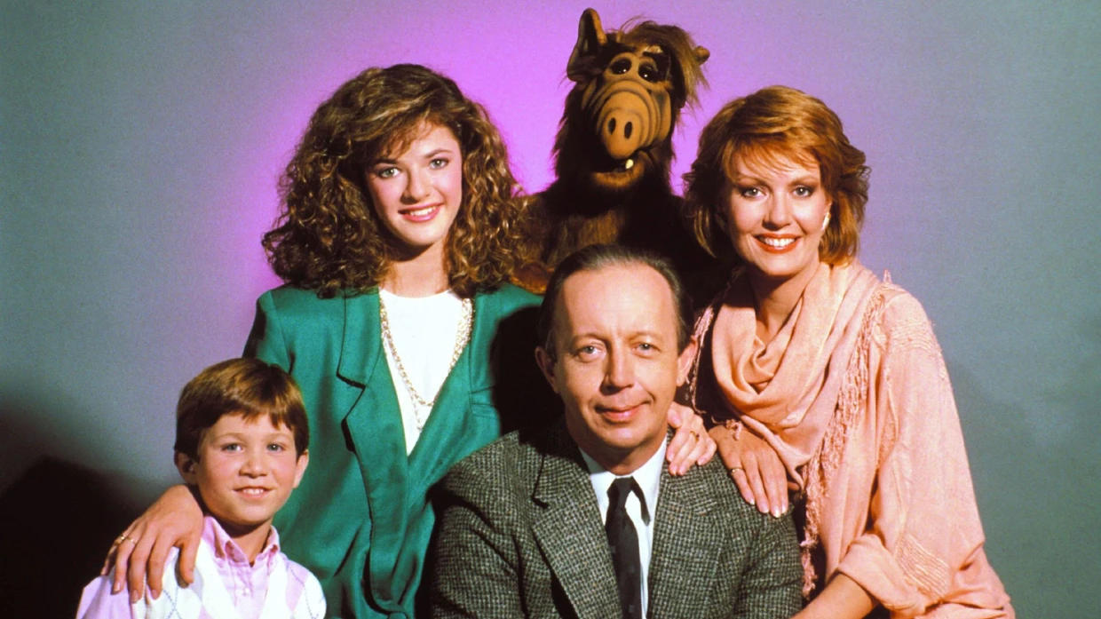 Die Familie Tanner mit Vater Willie Tanner (Max Wright, M), Mutter Kate (Anne Schedeen), Tochter Lynn (Andrea Elson) und Brian Tanner (Benji Gregory) in einer Szene der Serie „Alf“.