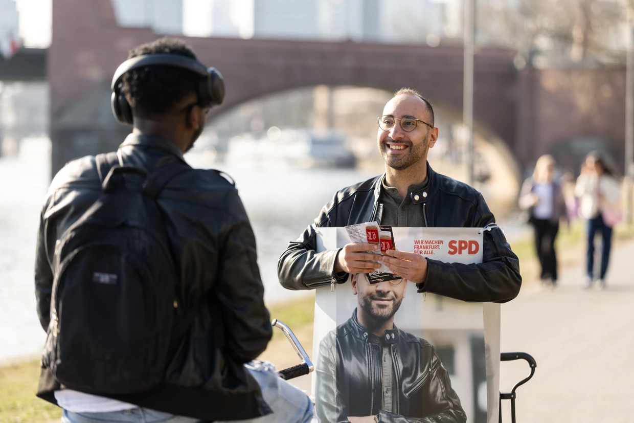 Mit Sonne und Humor: Omar Shehata (SPD) macht am Mainufer Wahlkampf.