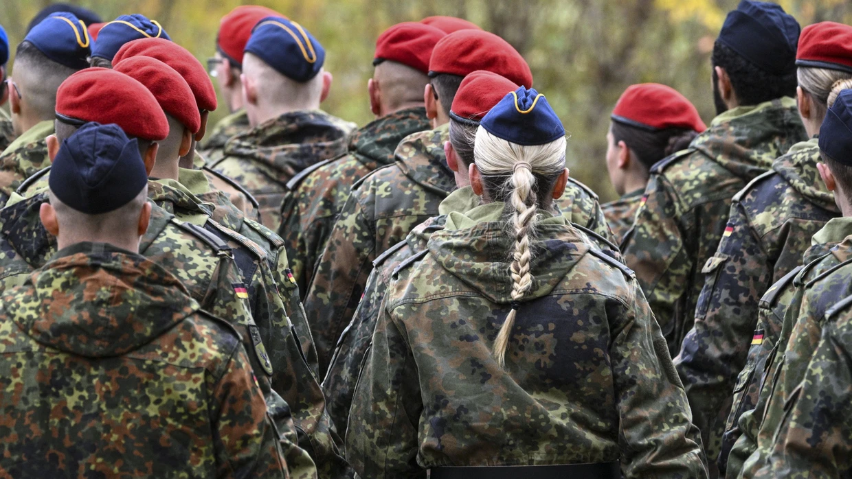 Soldatinnen und Soldaten der Bundeswehr legen im Oktober 2025 ihr Gelöbnis im brandenburgischen Beelitz ab.