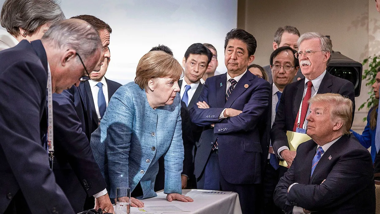 Nicht nur auf dem Bild wirkt der amerikanische Präsident Donald Trump zunehmend isoliert.