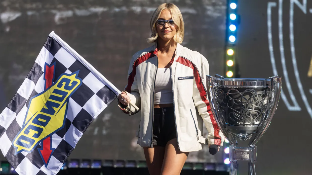 Sydney Sweeney posiert mit der Zielflagge bei einem NASCAR-Rennen Anfang November in Arizona.