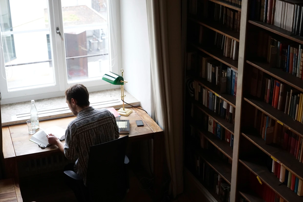 Auf sich gestellt: Ein Stipendiat arbeitet in der Bibliothek der Stiftung Maximilianeum in München.