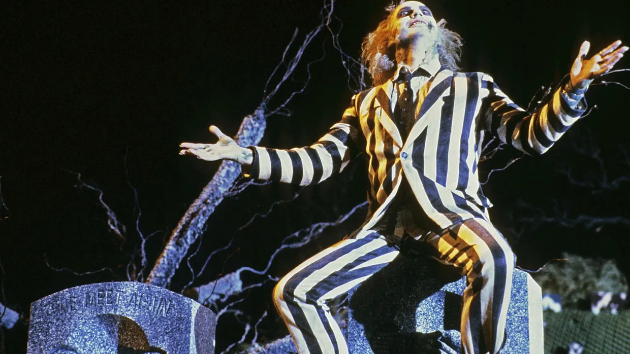 Guckt gut: Michael Keaton in und als „Beetlejuice“