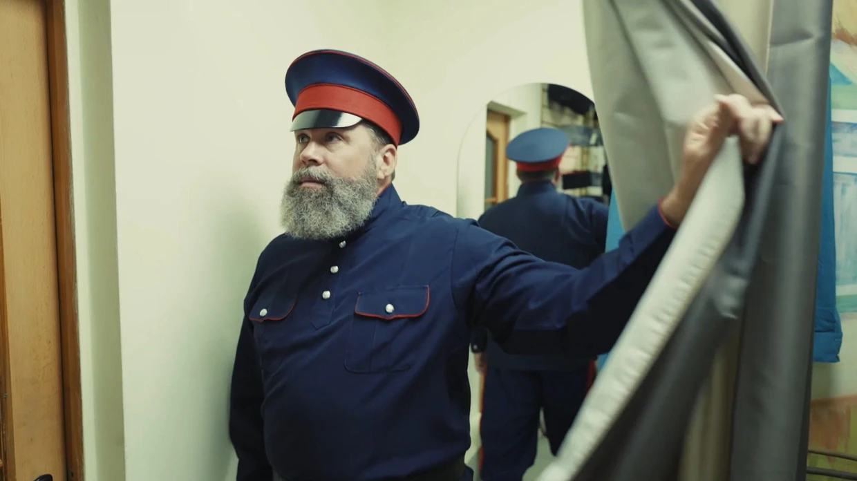 Der Amerikaner Tofurious Maximus Crane in Donkosaken-Uniform in der Serie „Curious Tofurious“