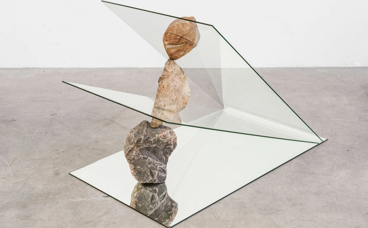 Glas trifft Stein: Alicja Kwade, „Hemmungsloser Widerstand“, 2019