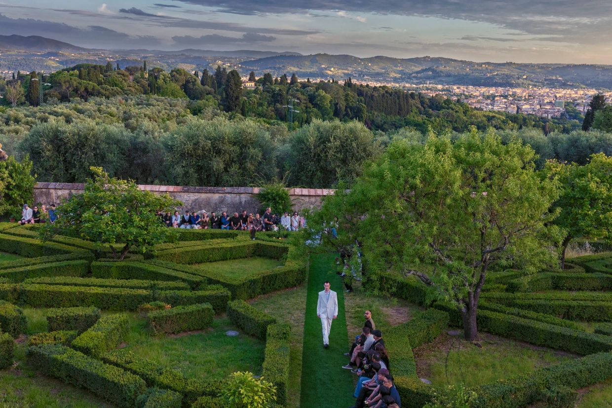 Ausgestellt: Das Helmut-Fricke-Foto zeigt eine Modenschau von Marine Serre in den Bergen von Florenz.