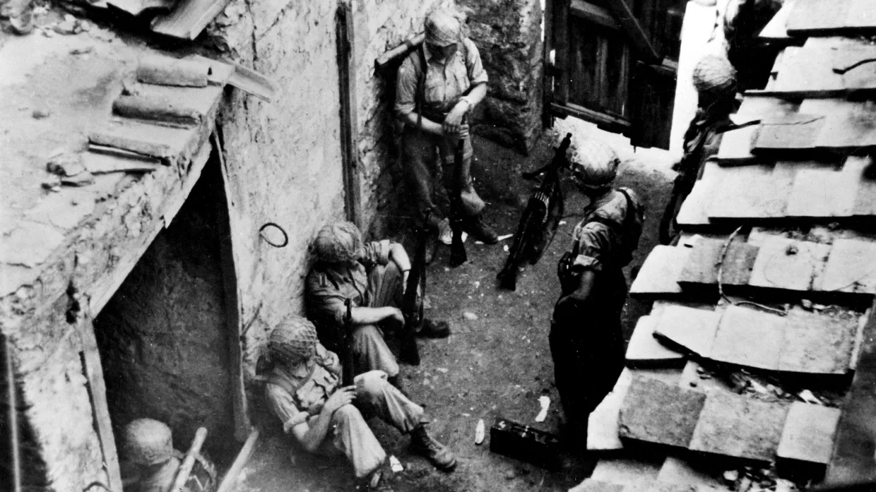 Diese Aufnahme von deutschen Fallschirmjägern soll im April 1944 in der Nähe des italienischen Cassino entstanden sein.