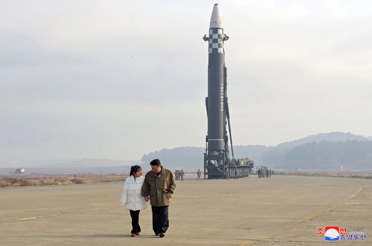 The dictator Kim with his daughter Ju-ae in front of a Hwasong-17 rocket near Pyongyang