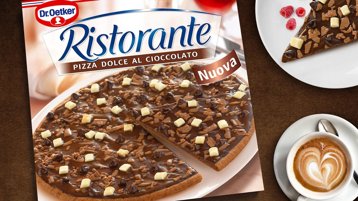 Schokoladen-Bombe: Im Pizzateig befindet sich Schokolade und oben drauf gibt es Schokosoße, Schokoraspeln, Schokostücke und Schokotropfen.