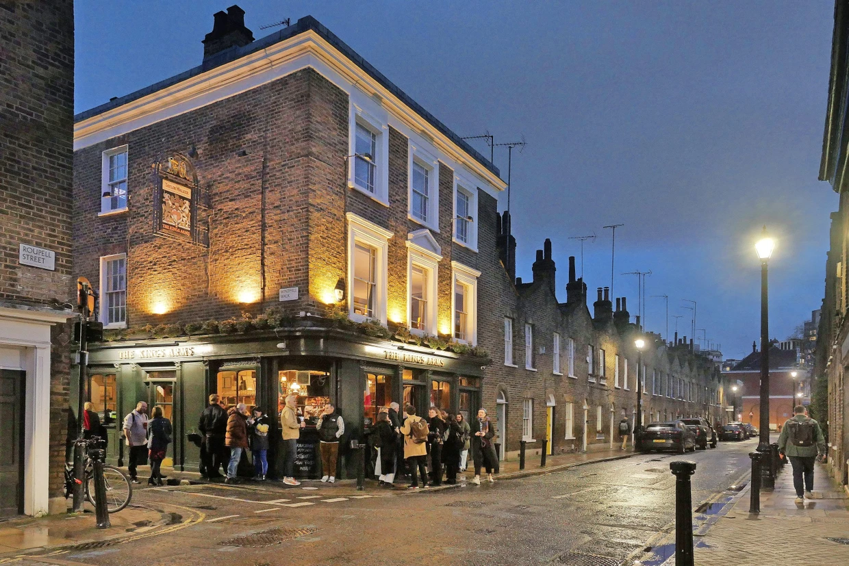 Ein gut besuchter Pub in London.