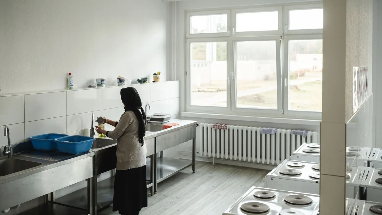 Nicht alle müssen putzen: Bewohnerin in der Flüchtlingsunterkunft in Dabel