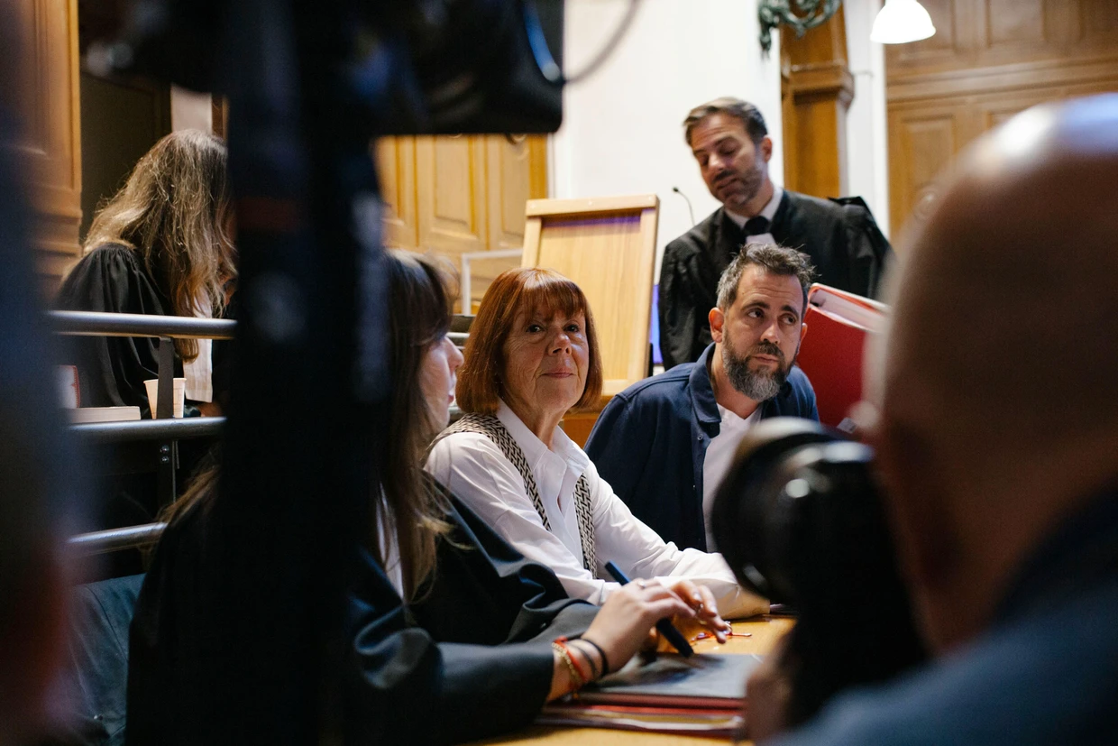 Gisèle Pélicot mit ihrem Sohn und ihren Anwälten im Gerichtssaal am 8. Oktober 2025.