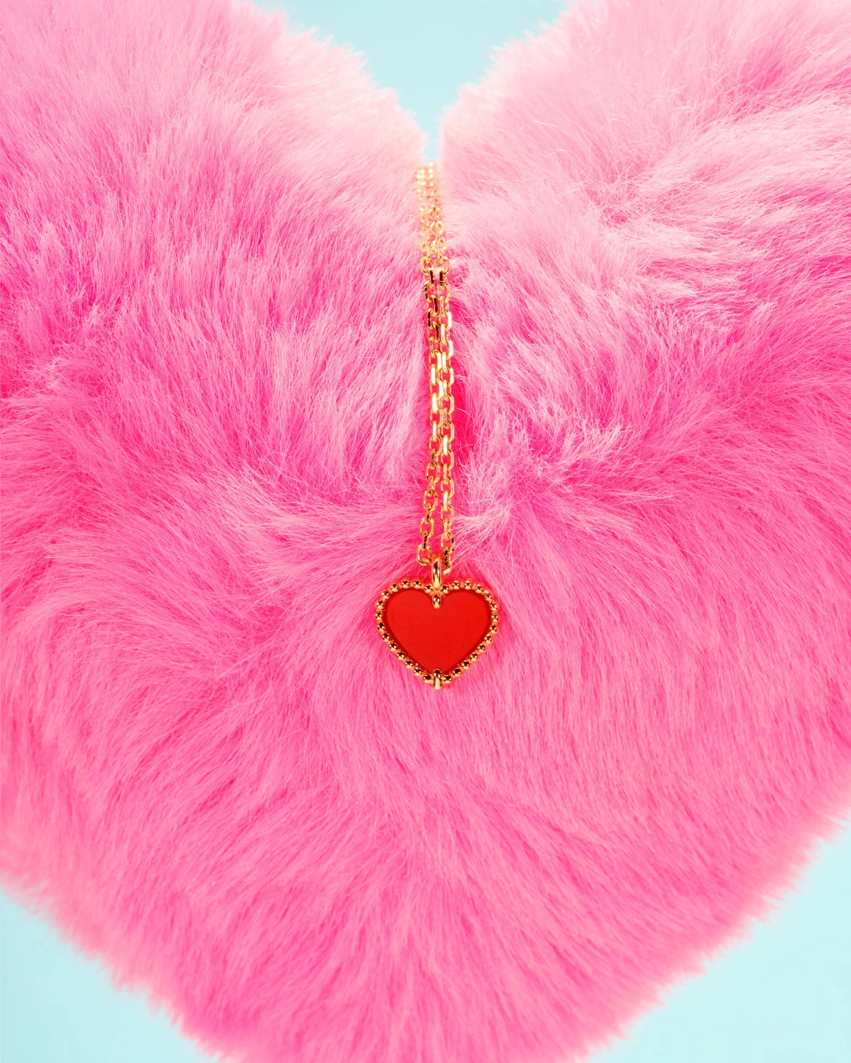 Das klassische rote Herz als Anhänger an der Kette von Van Cleef & Arpels.