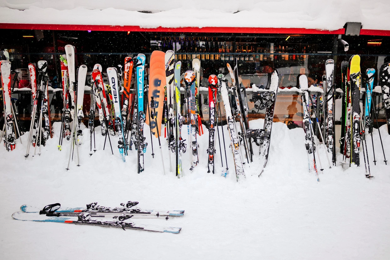 Einkehrschwung: Aufgestellte Bretter vor einer Après-Ski-Bar
