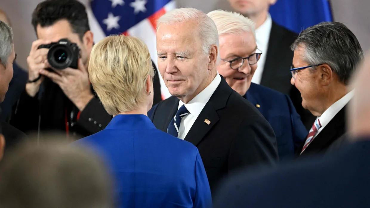 Bundesratspräsidentin Schwesig, US-Präsident Biden, Bundespräsident Steinmeier und Atlantikbrücken-Chef Gabriel am Freitag in Bellevue
