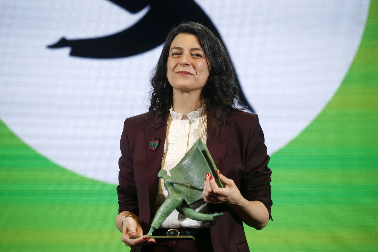 Die Schriftstellerin Samanta Schweblin posiert mit dem Aena-Literaturpreis. Der Preis ist mit einer Million Euro dotiert.