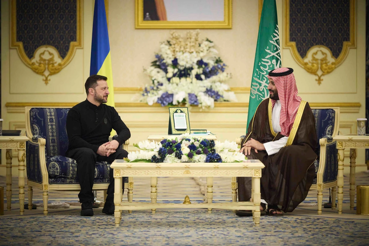 Selenskyj mit dem saudischen Kronprinzen Mohammed bin Salman im Königspalast in Dschidda, Saudi-Arabien