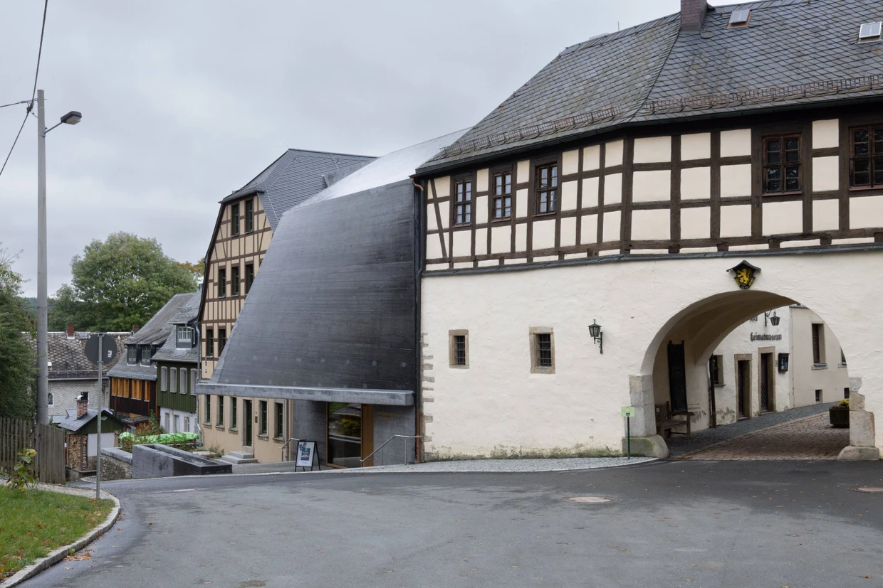 Ein Haus, das winkt: Den zwischen zwei Fachwerkhäuser eingezwängten Neubau des Museums kann man nicht übersehen. Er wirkt weiter über die Region hinaus als Anziehungspunkt.
