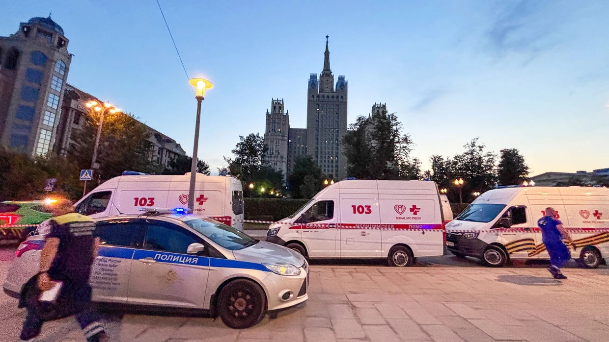 Rettungsfahrzeuge stehen in der Nähe einer tödlichen Explosion in einem Restaurant in Moskau.