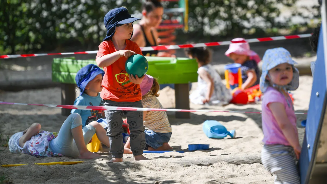 Kinder spielen auf dem Spielplatz einer Kita. (Symbolbild)