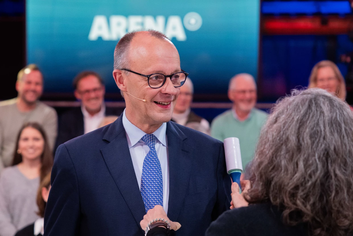 Friedrich Merz wird auf die Live-Sendung vorbereitet.