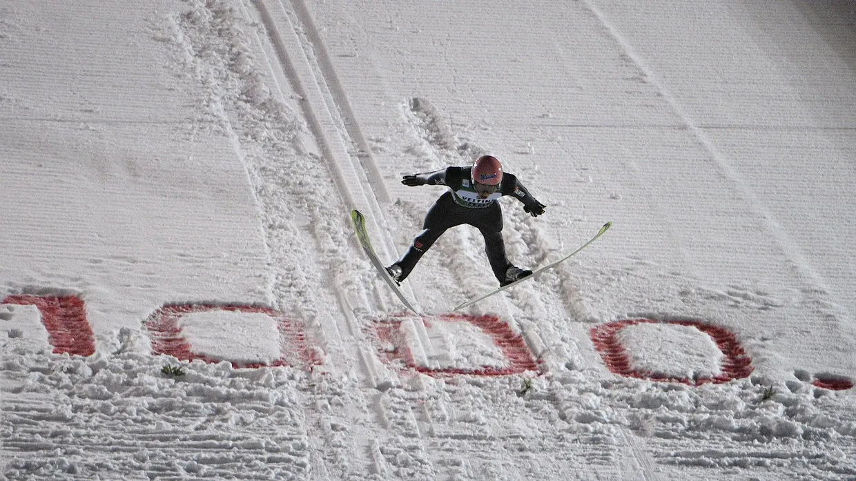 Im Landeanflug beim Jubiläumsspringen: Karl Geiger.