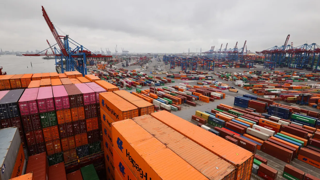 Blick auf das Containerterminal Burchardkai (CTB) im Hamburger Hafen.