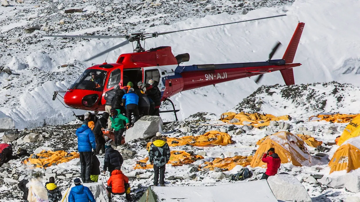 Ein Hubschrauber birgt im April Menschen nach einem Erdbeben aus dem Basislager des Everests. Zukünftig sollen nur noch erfahrene Bergsteiger den Aufstieg wagen dürfen.